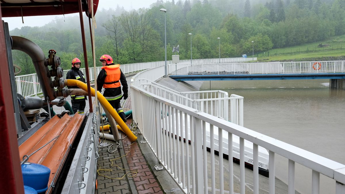 Przepełniający się zbiornik na zaborze w Wilkowicach