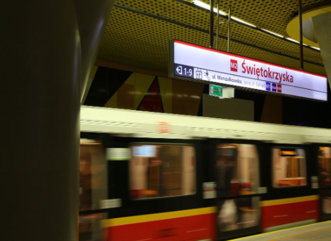 Warszawa. Przy metrze leżało ciało kobiety. Wypadła z 7. piętra