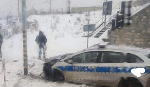 Radiowóz wjechał na czerwonym świetle. Policjant dostał mandat