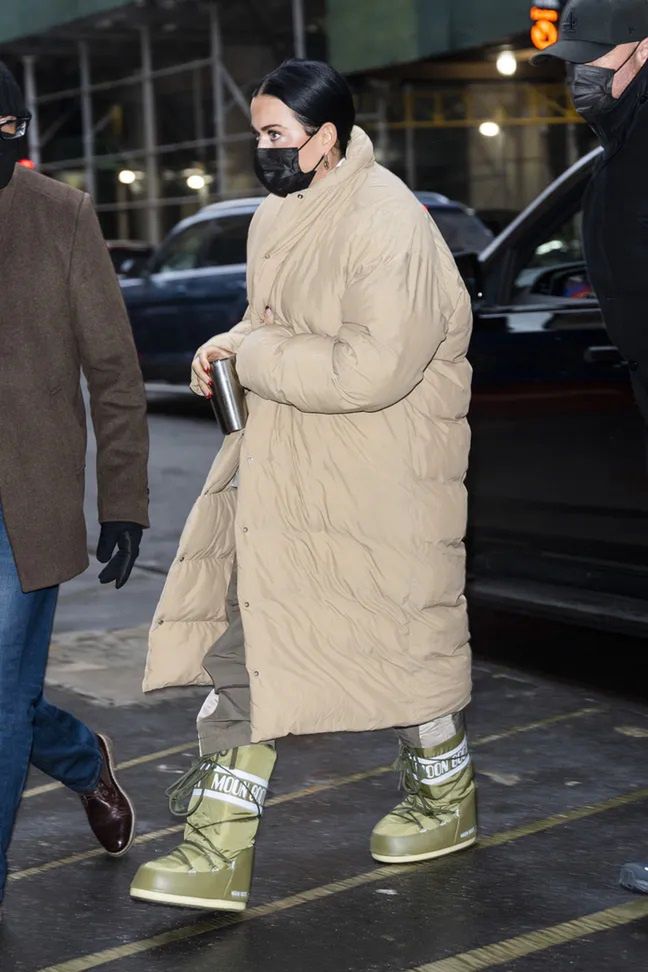 Katy Perry w sznurowanych śniegowcach