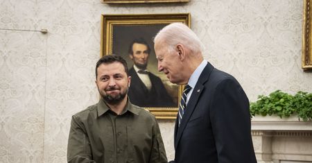 Zełenski nie mógł napisać inaczej. Tak skomentował decyzję Bidena