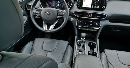 Hyundai Santa Fe: Wirtualne lusterka i systemy prorodzinne CalmTech