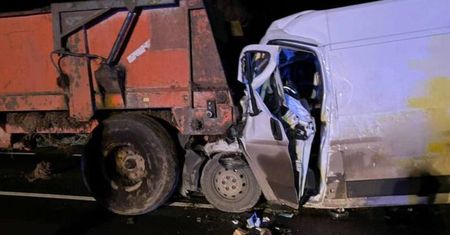 Biała Piska: Nie zdążył wyhamować. Groźne zderzenie z ciągnikiem rolniczym