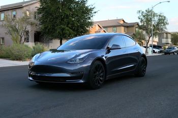 Przejechał Teslą ponad 83 tys. km. Porównał koszty z autem benzynowym