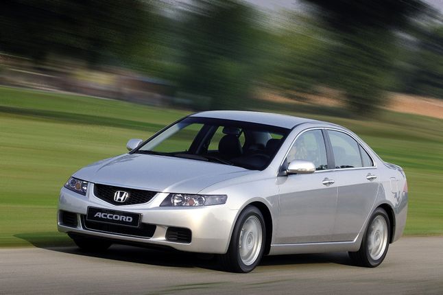 Honda jest mniej usterkowa, wolniej koroduje, a rynek części używanych jest ogromny.