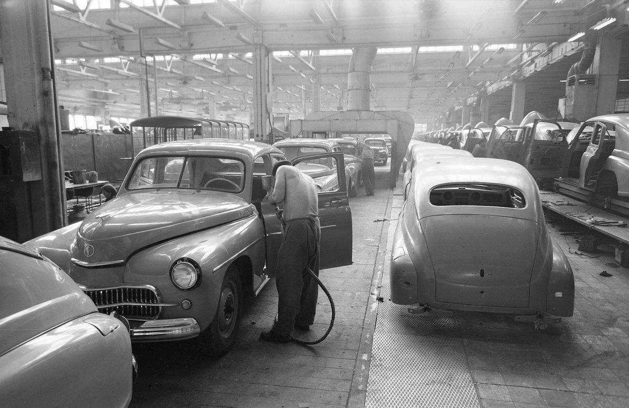 Hala montażowa samochodów Warszawa M-20 model 57 w Fabryce Samochodów Osobowych na Żeraniu, 1957.