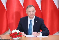 1000 zł dodatku do pensji. Andrzej Duda podpisał ustawę