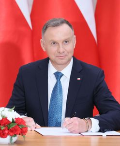 1000 zł dodatku do pensji. Andrzej Duda podpisał ustawę