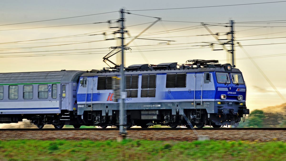 Z nocy z soboty na niedzielę wskazówki zegara przestawimy z godziny 3:00 na 2:00. Zmiana czasu wpłynie m.in. na kursowanie pociągów PKP 