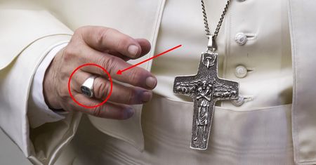 Co otrzyma nowy papież? Oto insygnia władzy Biskupa Rzymu