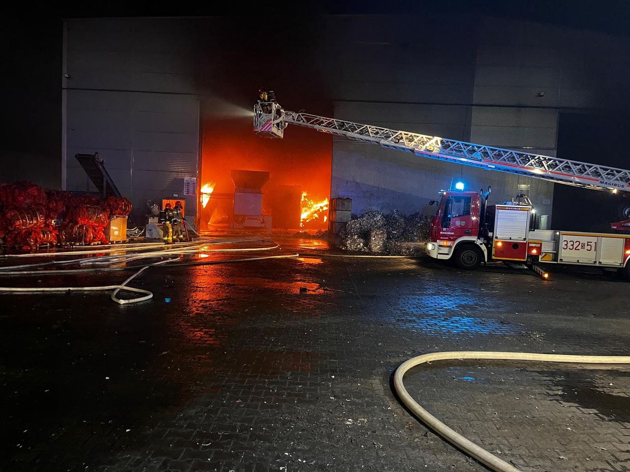 Płonęła hala z alternatywnym paliwem. W akcji ponad stu strażaków