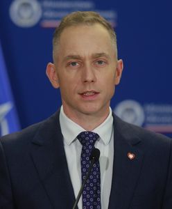 "Piłami, szlifierkami niszczyli". Stawia zarzuty Macierewiczowi