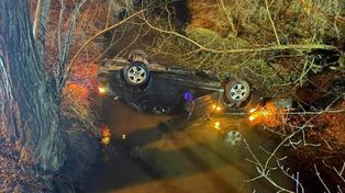 Pijany Spowodował kolizję i uciekał. Jazdę zakończył dachując do rzeki