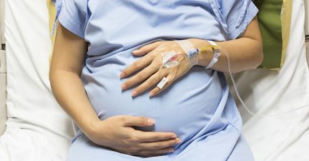 Odklejenie się łożyska – objawy, przyczyny i postępowanie