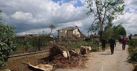 Ogromne straty po przejściu trąby powietrznej. Najgorzej jest w Stasinie i Palikijach