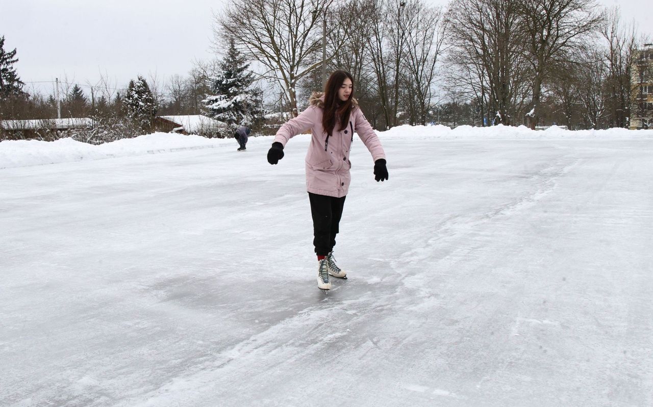 Kielce: Lodowisko na Szczecińskiej już działa! Jako jedni z pierwszych jeździli turyści z Gdyni. Można wypożyczyć łyżwy