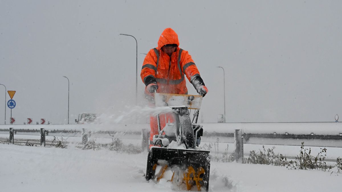 Koszalin, 03.01.2026. Zasypane śniegiem po intensywnych nocnych opadach ulice Koszalina, 3 bm. Na północno-zachodnim Pomorzu oraz w północno-wschodniej części woj. zachodniopomorskiego obowiązują ostrzeżenia przed intensywnymi opadami śniegu, które powodują przyrost pokrywy śnieżnej miejscami do 40 cm. W związku z tym Rządowe Centrum Bezpieczeństwa wydało alerty. (pk/amb) PAP/Piotr Kowala
