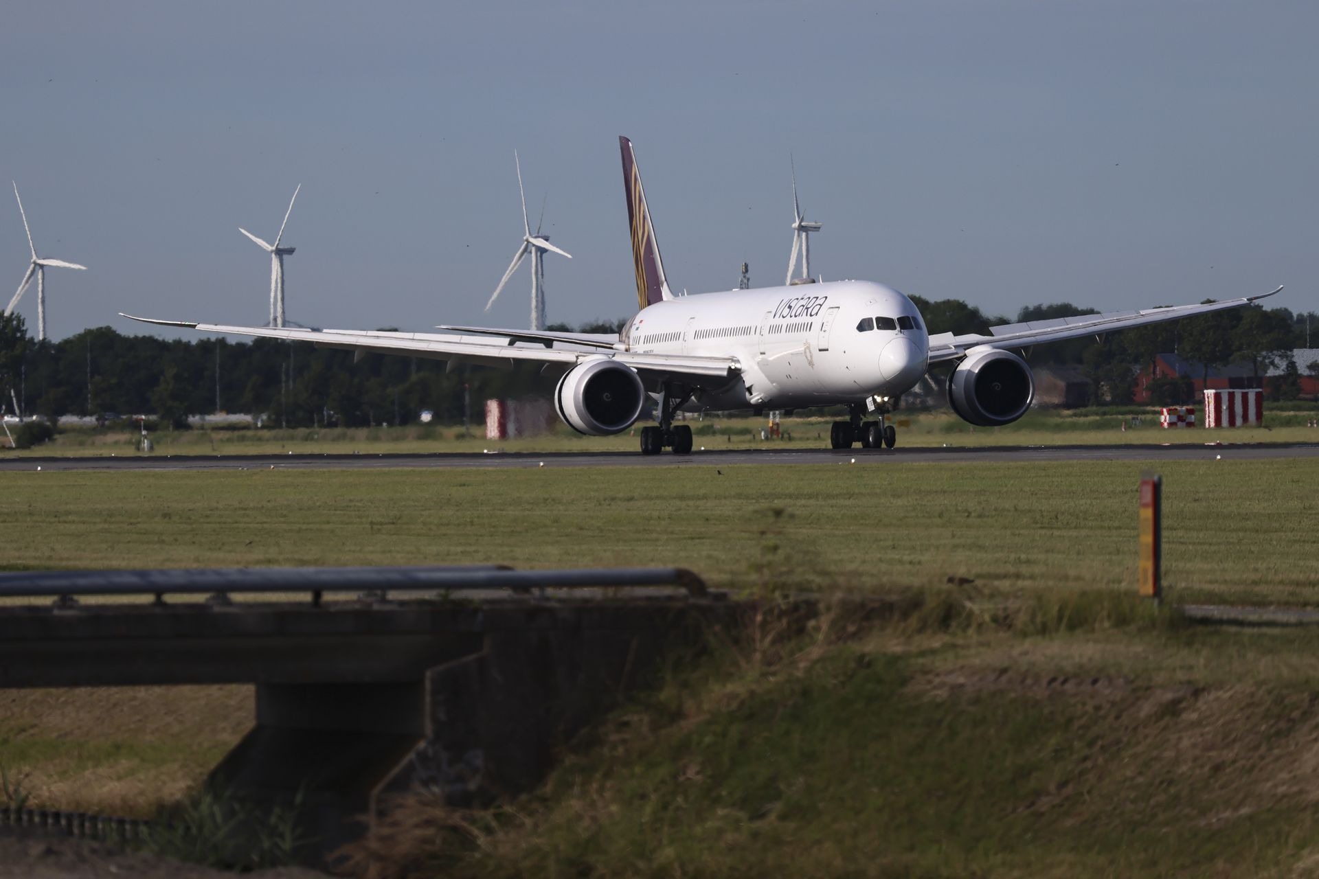 Samolot przekroczył granicę z Pakistanem. Załoga Air India uziemiona