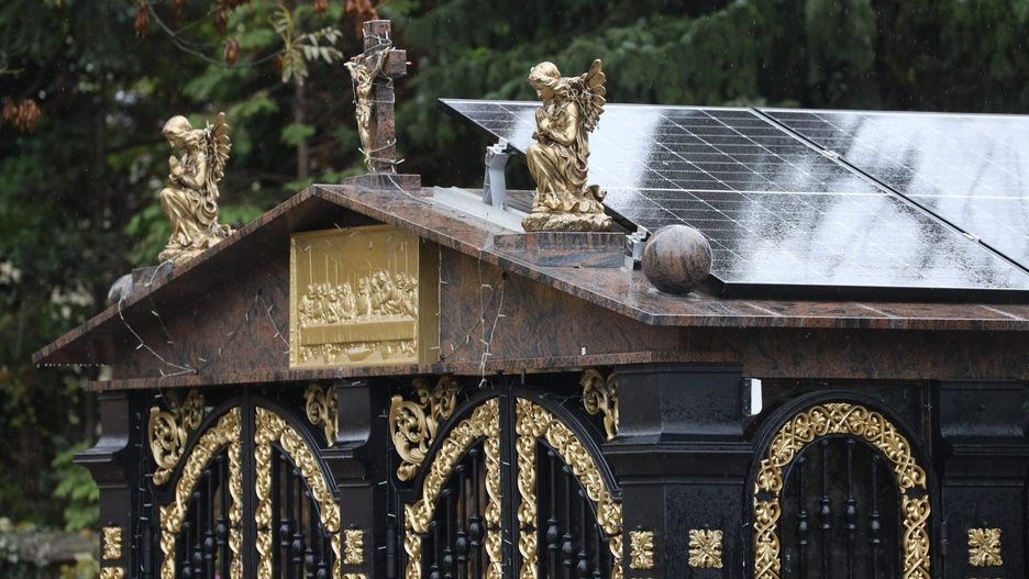 Grobowiec z fotowoltaiką na cmentarzu na Załężu