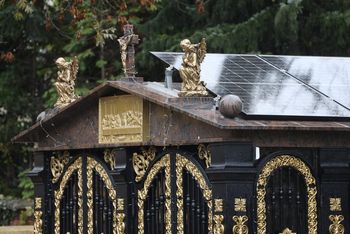 Katowice: Spektakularny grobowiec z fotowoltaiką na cmentarzu