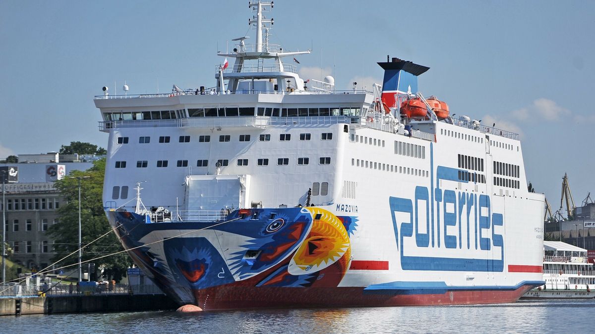 Prom Mazovia z artystyczn? grafik?
Fot. Lukasz Szelemej/East News 
Szczecin, 10.06.2015

Najnowszy prom Polskiej Zeglugi Baltyckiej dzis rano przybil do nabrzeza Walow Chrobrego w Szczecinie. Na dziobie statku namalowana jest grafika gdynskiego artysty Mariusza Warasa. Jednostka przeszla modernizacje w Szczecinie.
Lukasz Szelemej