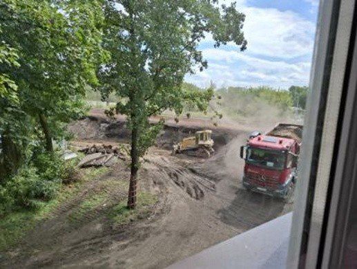 Pod oknami mieszkańców bloku przy ul. Sobieskiego 42a przez całe dnie kursują ciężarówki. Sosnowiczanie narzekają na hałas, wszechobecny pył i boją się o swoje bezpieczeństwo
