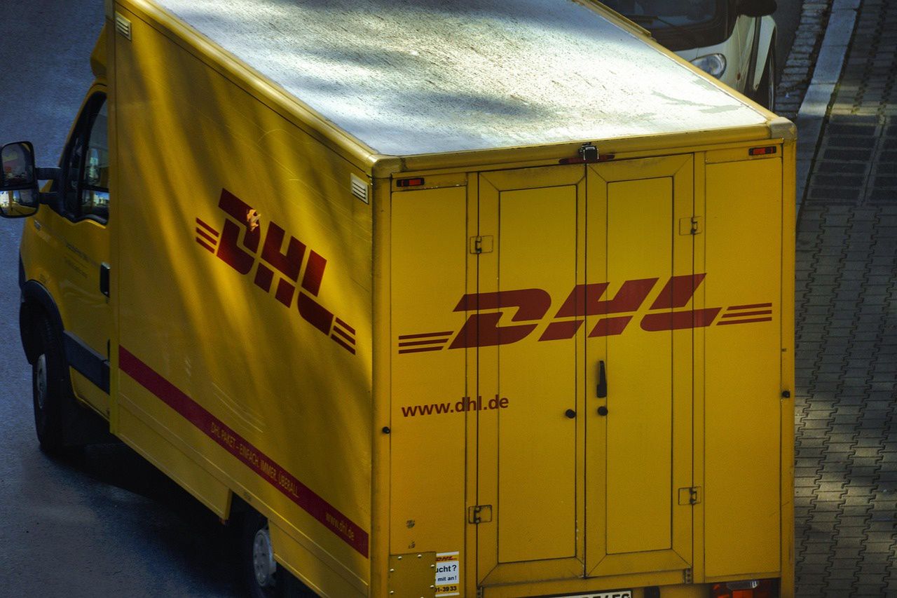 DHL wznawia dostawy do USA! Co zmieniły nowe negocjacje z Waszyngtonem?