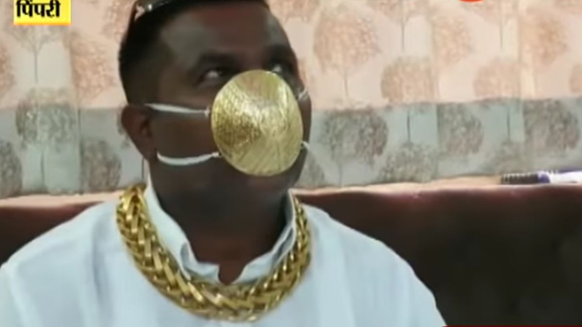 Shankar Kurhade jest miłośnikiem złotej biżuterii.