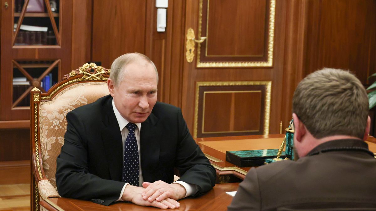 Russian President Vladimir Putin (L) speaks with the Head of the Chechen Republic, Ramzan Kadyrov (R), during their meeting in the Moscow Kremlin in Moscow, Russia, 13 March 2023. Kadyrov briefed Putin on the socio-economic achievements of Chechnya in 2022. EPA/MIKHAEL KLIMENTYEV/SPUTNIK/KREMLIN / POOL MANDATORY CREDIT Dostawca: PAP/EPA.