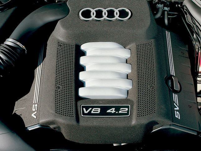 Najwyżej ceniona i optymalna jednostka napędowa do Audi A8, czyli benzynowe 4.2 V8. Podobny motor napędza sportowe S8.