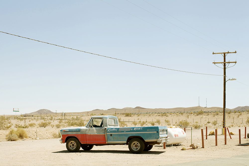 „Americana” Garroda Kirkwooda to minimalistyczny obraz wyluzowanej Kalifornii 31