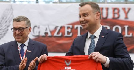 Andrzej Duda ściska, całuje i wiwatuje na zjeździe Klubów Gazety Polskiej (ZDJĘCIA)
