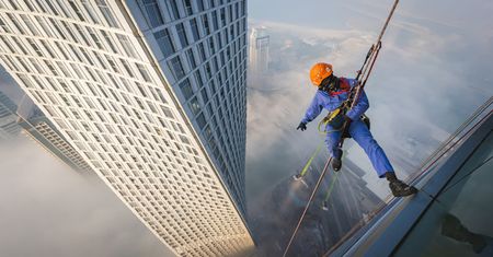 Myją okna wieżowców Dubaju. Zdjęcia pokazują, jak piękne widoki mają