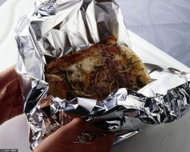 Czy zawijanie surowego mięsa i ryb w folię aluminiową jest bezpieczne? Ekspert wyjaśnia