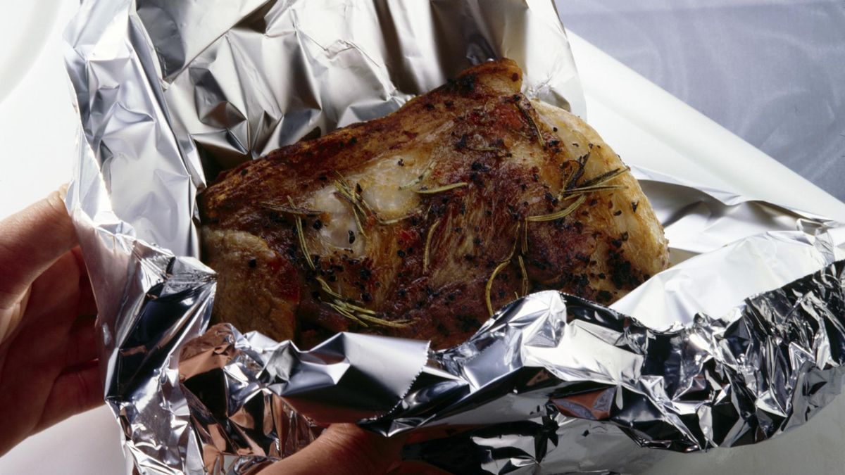 Uwaga na pieczenie mięsa w folii aluminiowej. Nie można takich potraw przyrządzać zbyt często