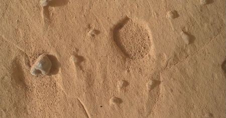 Curiosity trafił na zagadkowe zagłębienia w kraterze Gale na Marsie