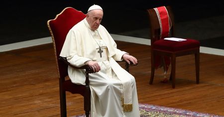Papież odprawił mszę w reżimie sanitarnym. Mówił o "mrocznych czasach pandemii"