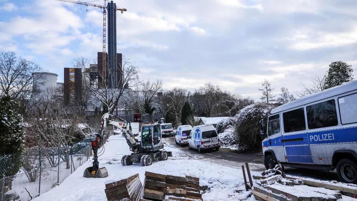 Pojazdy policyjne i sprzęt naprawczy na miejscu uszkodzenia kabli elektrycznych, Berlin, 4 stycznia