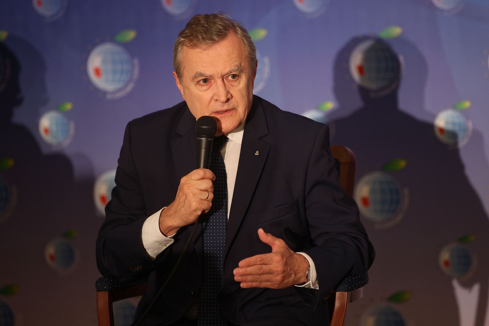 Karpacz, 07.09.2021. Wicepremier, minister kultury, dziedzictwa narodowego i sportu Piotr Gliński podczas panelu "Odbudowa Pałacu Saskiego, Pałacu Brühla � korzyści dla Polski" w ramach XXX edycji Forum Ekonomicznego, 7 bm. w Karpaczu. (amb) PAP/Łukasz Gągulski