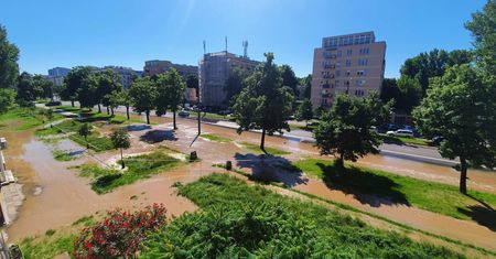 Warszawa. Awaria wodociągowa w alei Waszyngtona. Tramwaje na objazdach