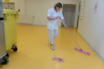 Ile zarabia salowa w szpitalu? Oto kwoty "na rękę"