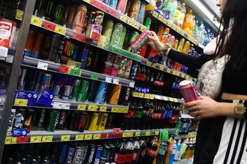 Opłata cukrowa ma wzrosnąć. Rząd chce ją rozszerzyć na inne produkty