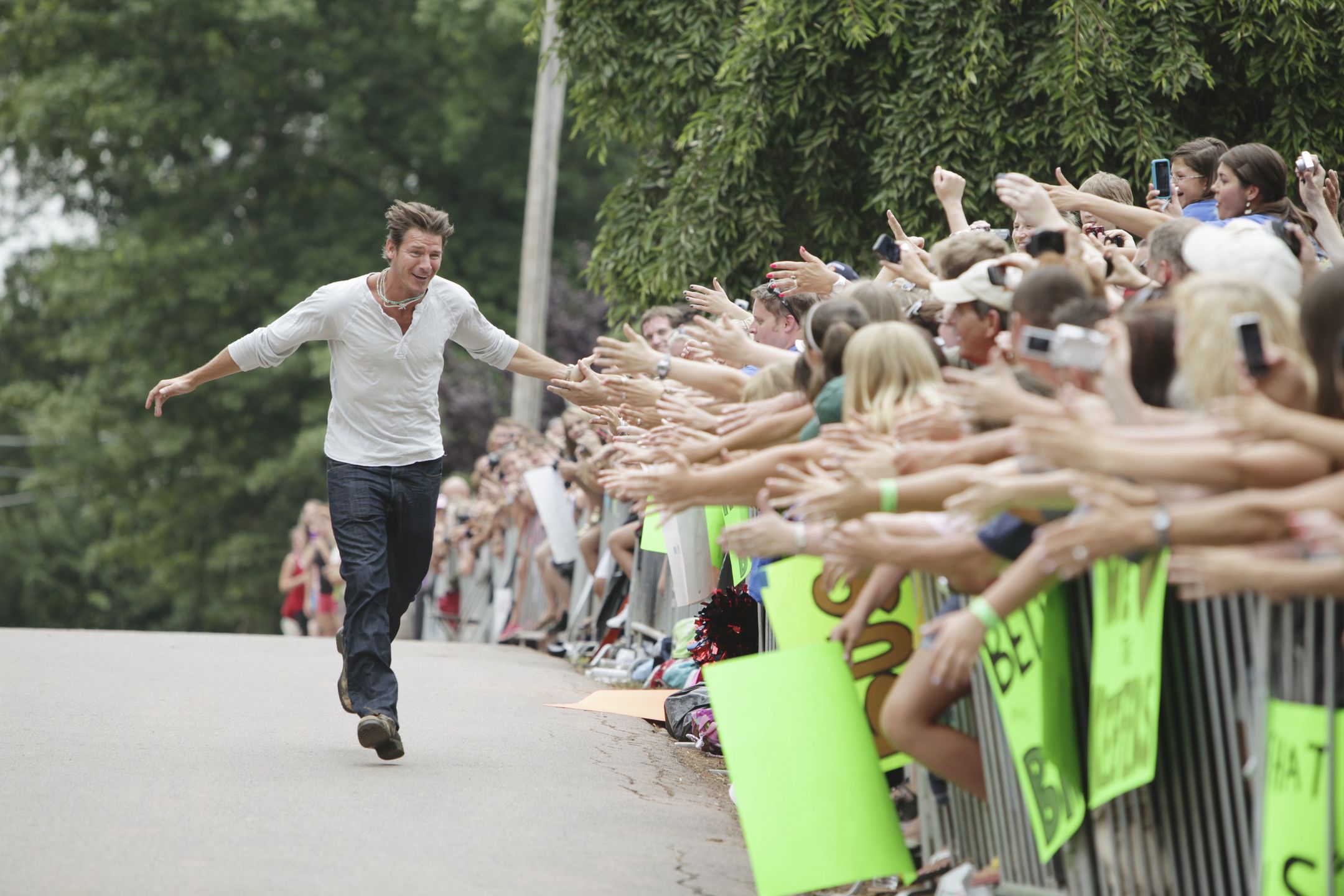 Ty Pennington na planie "Domu nie do poznania"