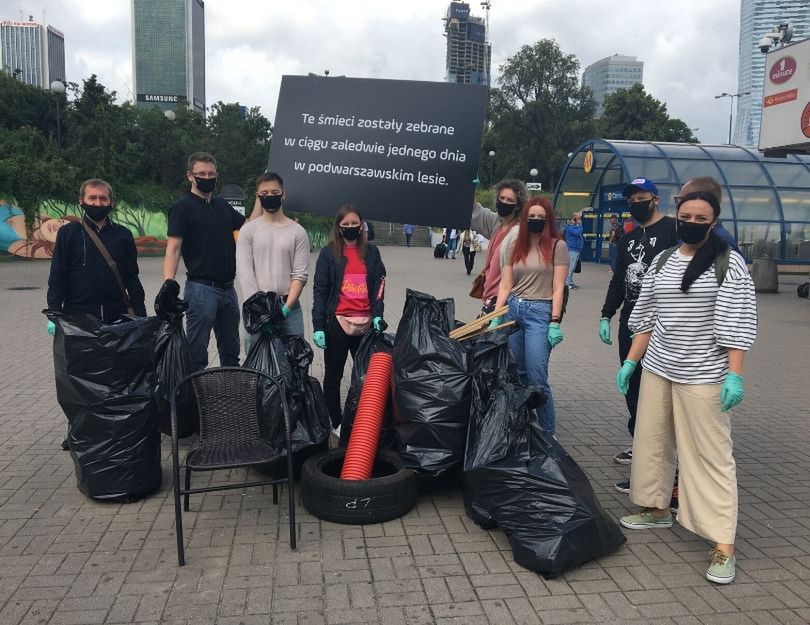 #TrashChallenge: Rozsypaliśmy górę śmieci w centrum Warszawy