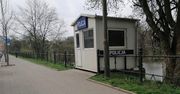 Wrocław. To nie żart! Rowerem wjechał w policyjną budkę
