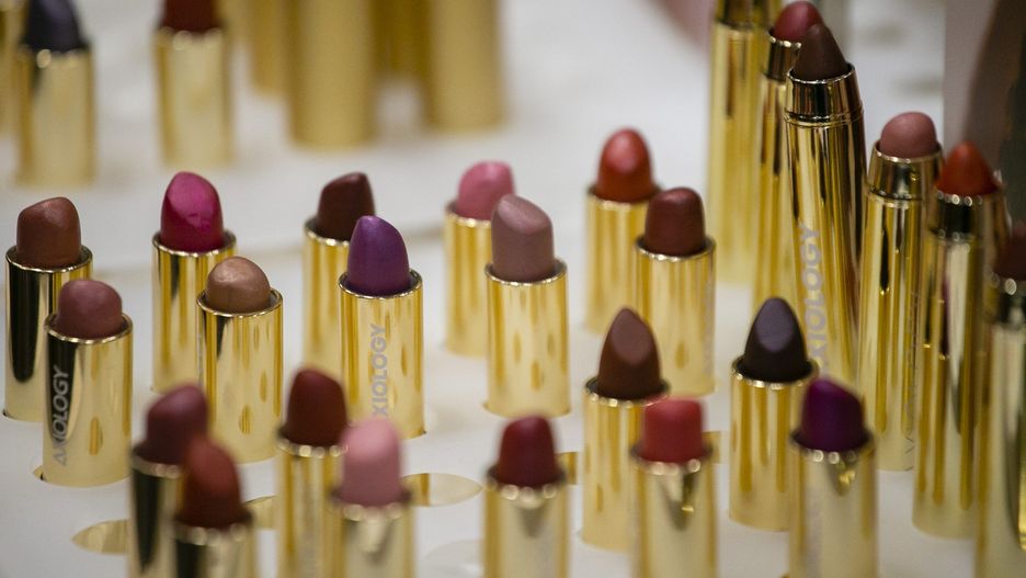 Francuski koncern Kering, właściciel marek takich jak Gucci, Balenciaga czy Bottega Veneta, sprzedaje swój dział kosmetyków i perfum firmie L&#39;Oréal