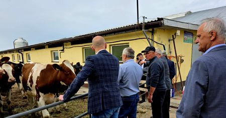 Minister Czesław Siekierski z wizytą u rolników poszkodowanych przez nawałnicę