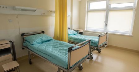 Kompletnie pijana 12-latka w szpitalu. "Nie panowała nad ciałem"