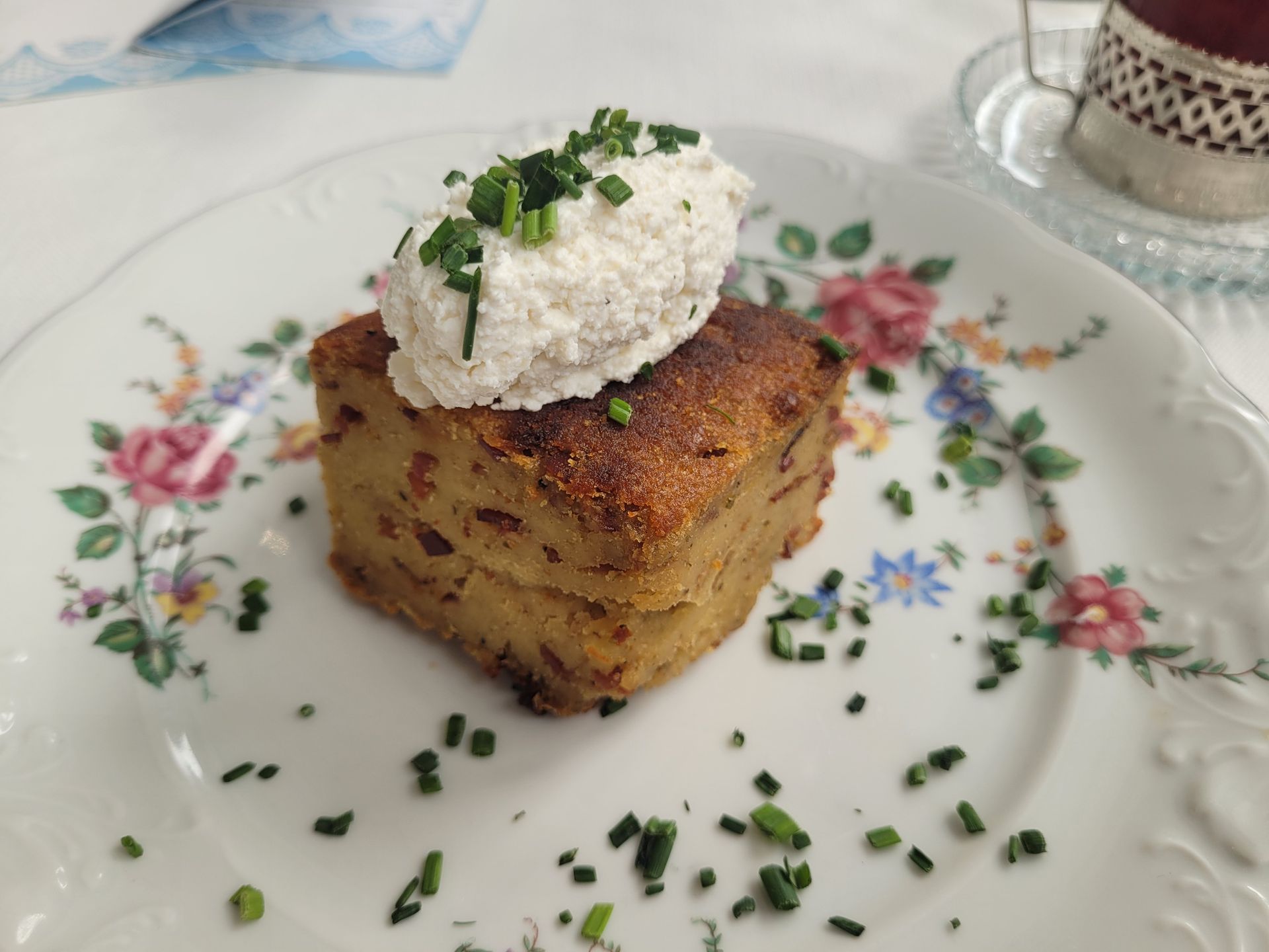 Babka ziemniaczana zaserwowana z gzikiem