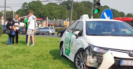 Kierowca Bolta wjechał na rondo na czerwonym świetle, doprowadził do zderzenia z autobusem miejskim